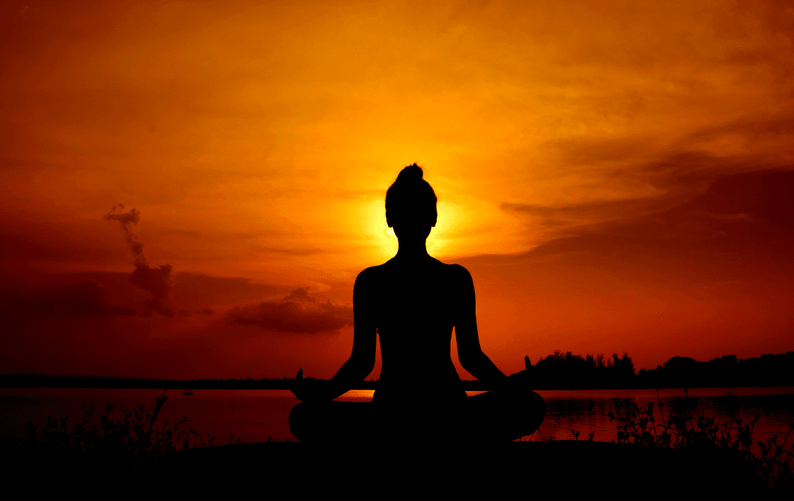 Медитация ом слушать. Йога на закате. Мантра медитация. Шанти медитация. Мантра ом-шанти практика.